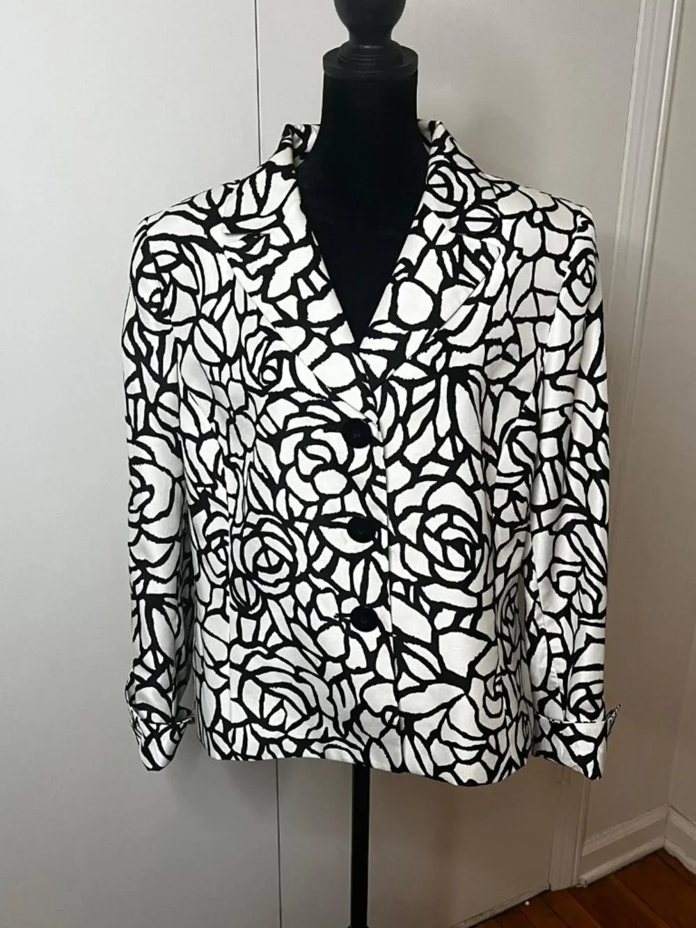 Le Suit - Black and White Floral Pattern Blazer + Black Skirt - Picture 2 of 5